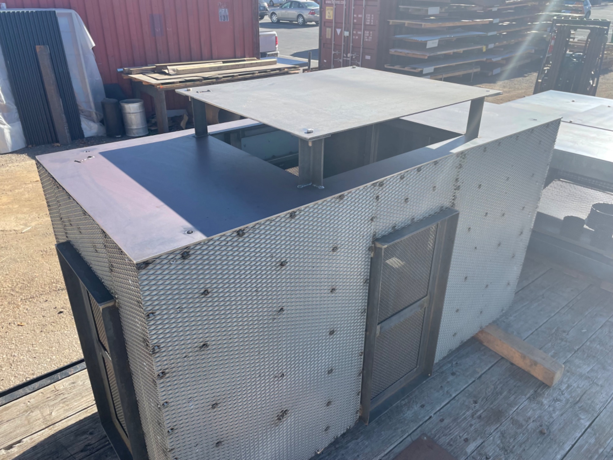 Heavy-duty chimney cap with expanded metal